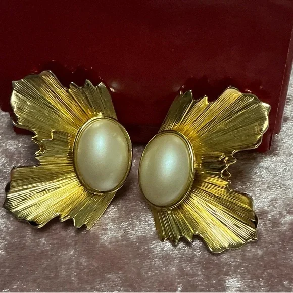 Elegant Vintage Gold and Cream Earrings - Picture 1 of 4